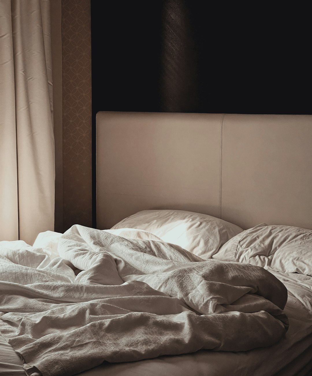 Persona durmiendo profundamente en un dormitorio en penumbra