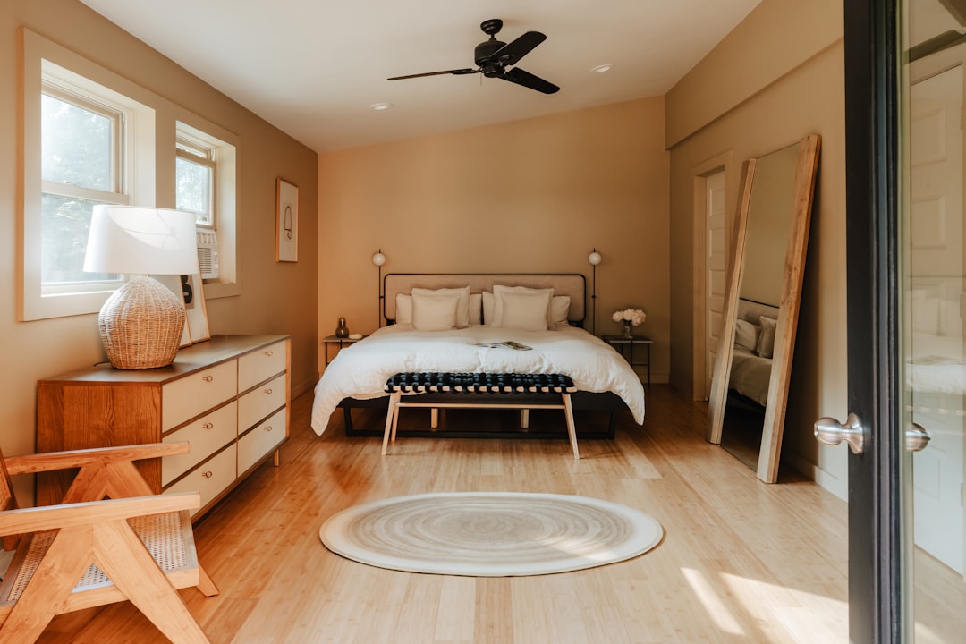 Dormitorio luminoso y ordenado, preparado para mantener un horario de sueño regular