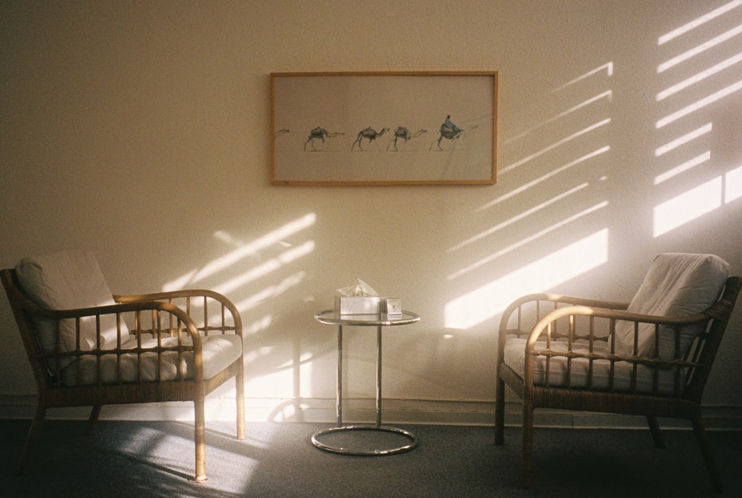 Habitación tranquila iluminada por la luz natural de la mañana que entra por la ventana